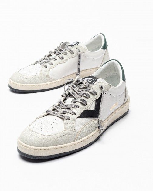 4B12 White sneakers