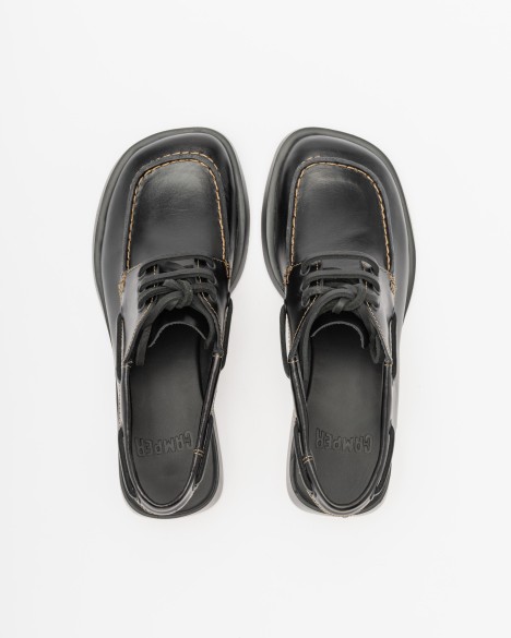 Open schoen aan de achterkant Camper