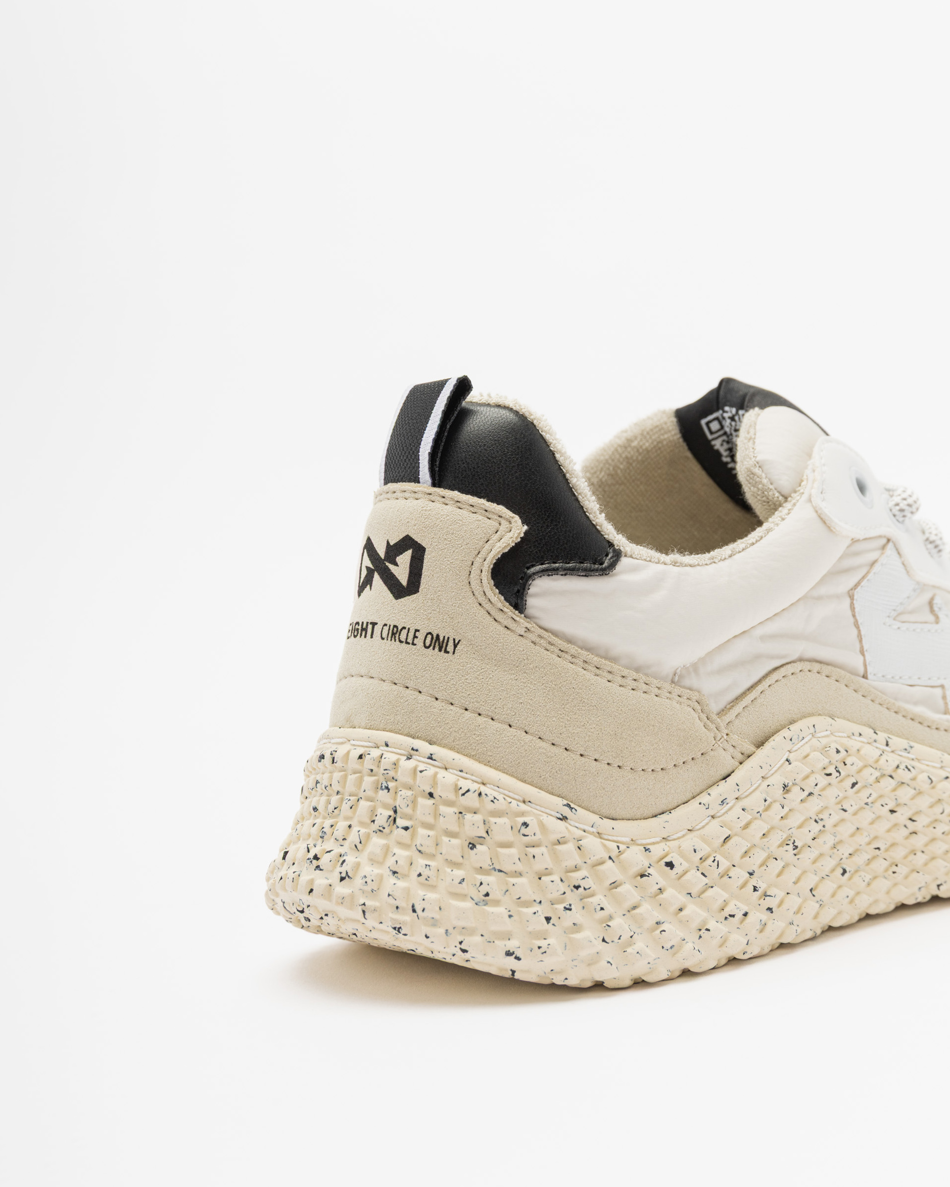 Witte sportschoenen ID.Eight