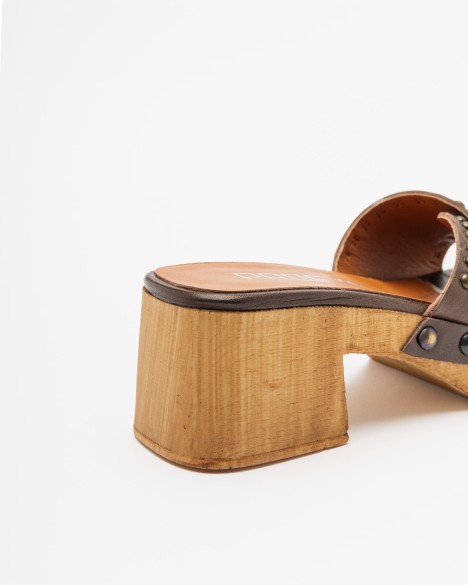 Socas com fivela e salto bloco PROF