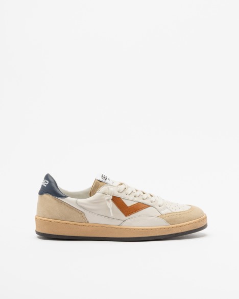 Wei�e Sneakers 4B12