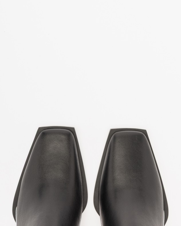 Botins United Nude